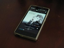 Eine MP3-Player App auf einem Huawei Honor Handy mit Silikon-Schutztasche.